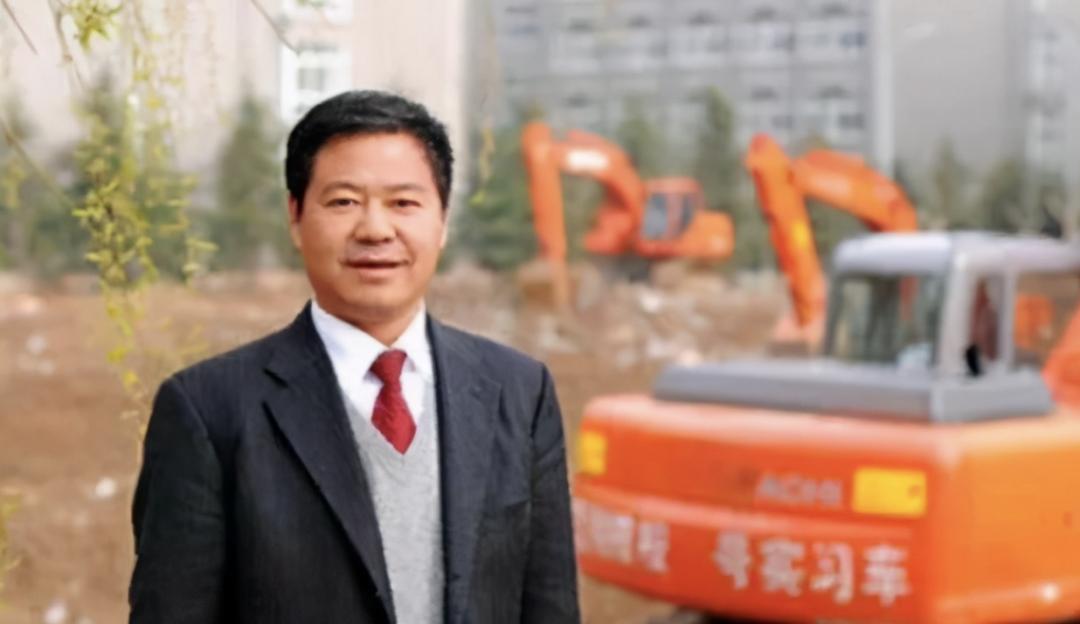 某校长拥有351套房产，出轨后当众掌掴原配，把三个女儿送进监狱