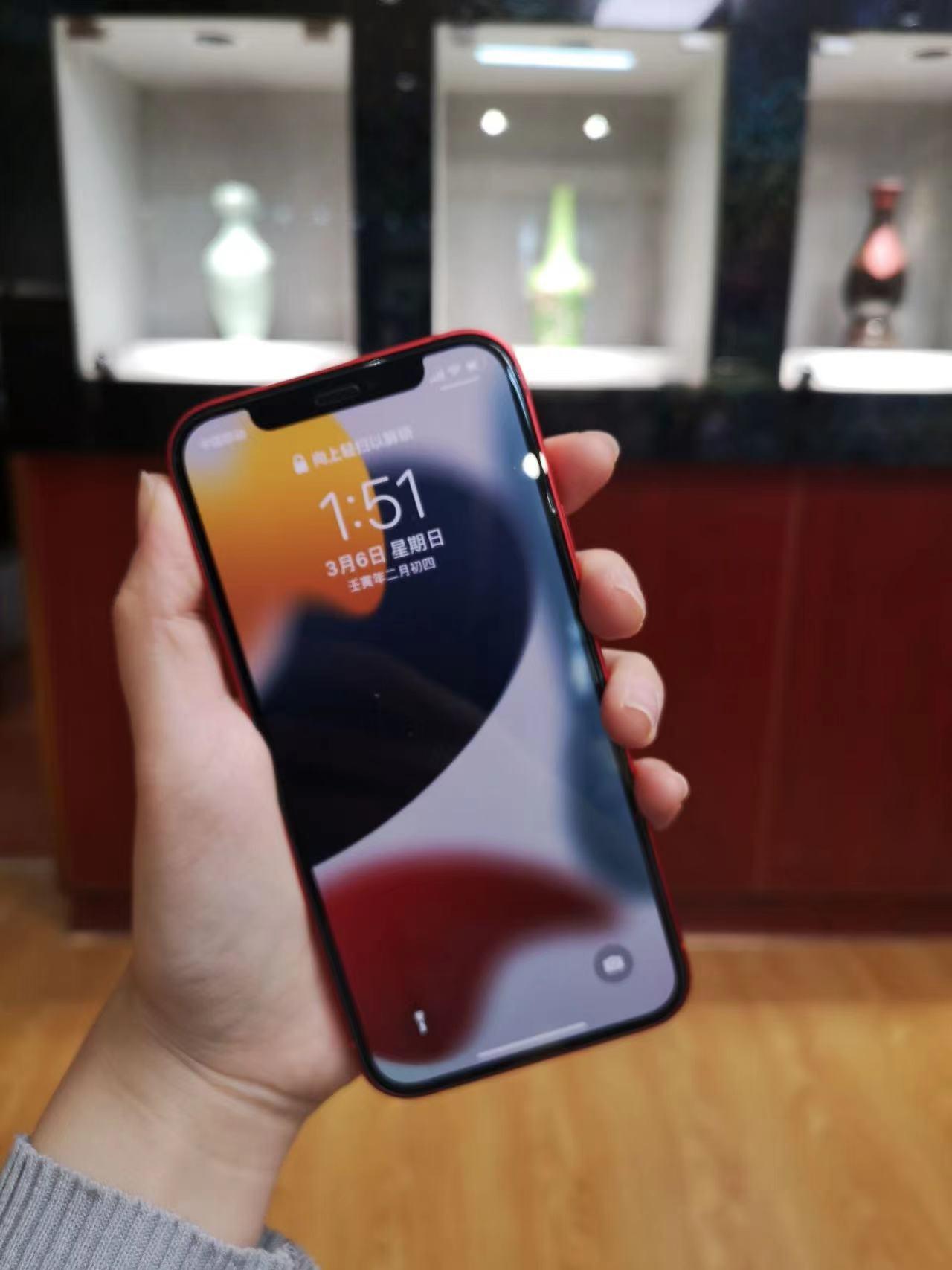 花一个月工资从拼多多买iPhone12，女朋友差点误会，价格很便宜