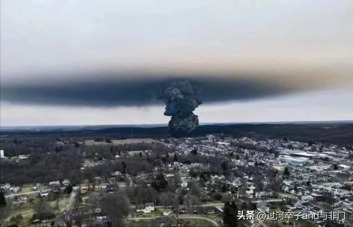 美国四次装危险品火车脱轨汇总,美国一火车脱轨危险化学品泄漏