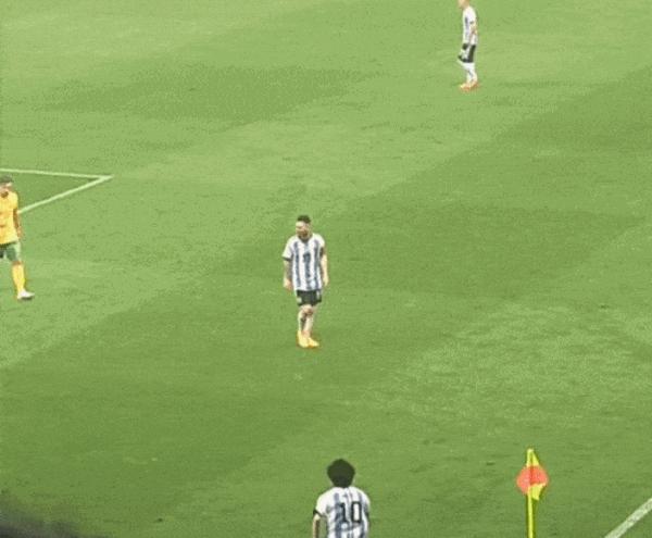 那个闯入球场拥抱梅西的男孩,那个冲进球场的男孩现在怎么样了