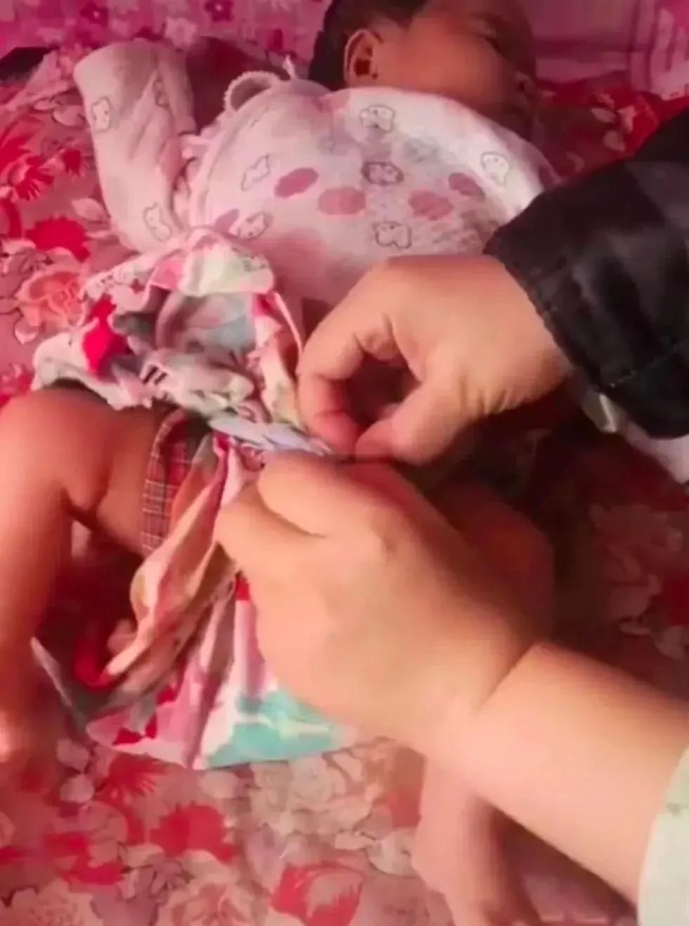 宝宝出生后,网友晒出70年代“沙土尿布”,黄沙接触皮肤引争议