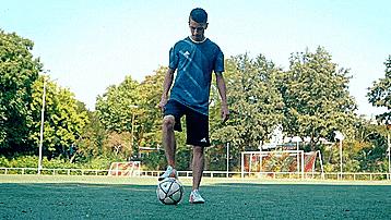 花式足球之七个简单易学的地面起球技巧