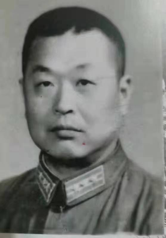 他18岁参加八路军,三次在战场上差点牺牲,后成为开国上校