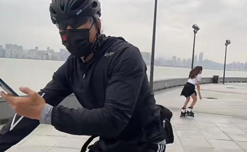 59岁张耀扬自驾游澳门！须发皆白仍有型，边骑单车边玩手机引担忧