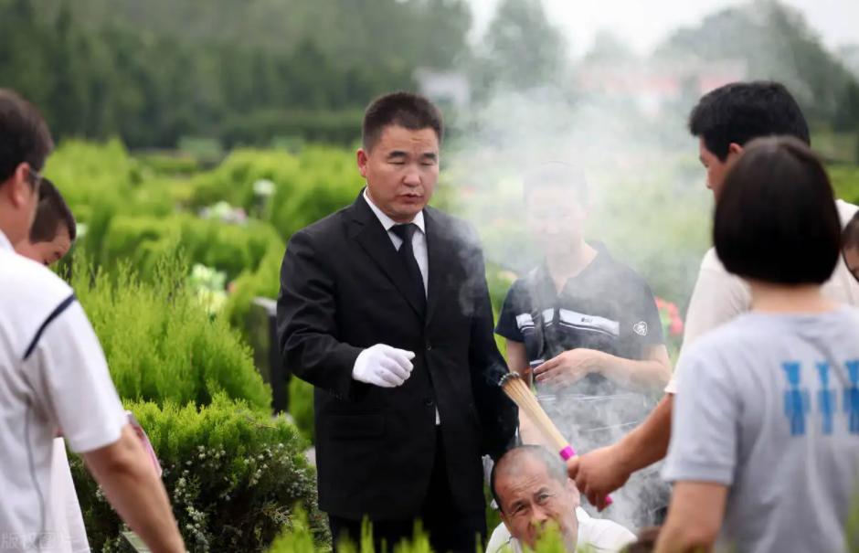 00后女孩去守墓工作,00后女孩晒守墓