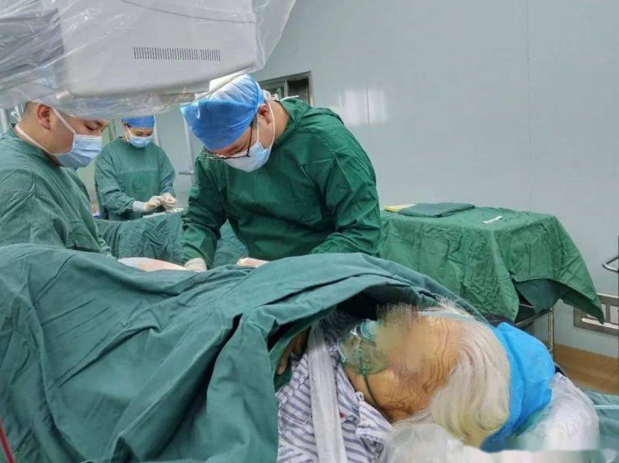 股骨骨折怎样手术,股骨骨折最佳手术方案