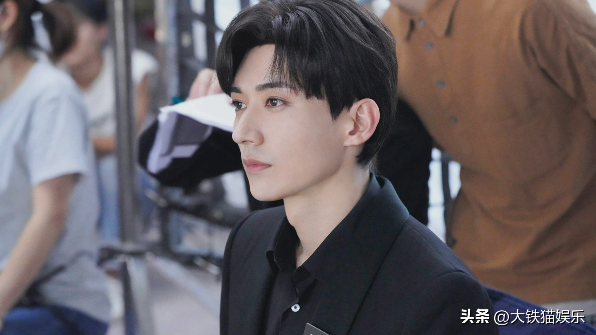 穿黑衣服的帅哥明星,10大穿白衬衫最好看的男明星