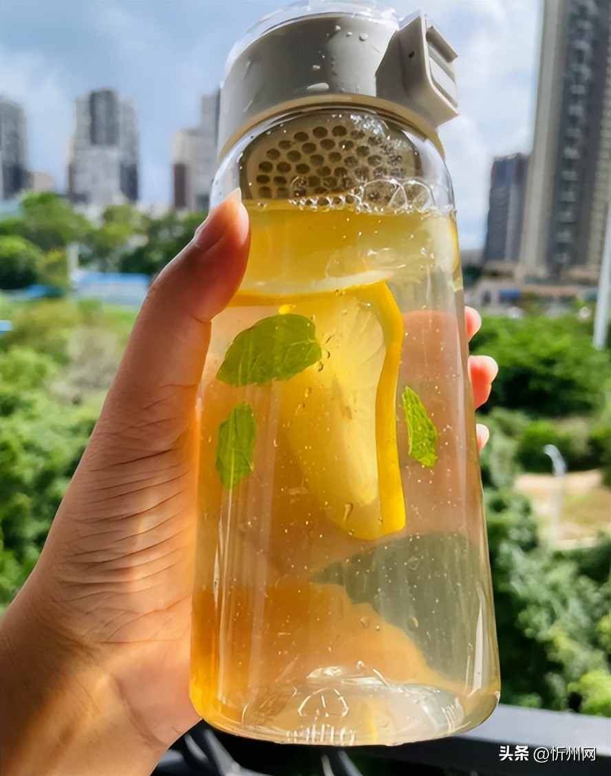 蜂蜜水是空腹喝还是饭后喝好一点,蜂蜜水到底是空腹喝还是饭后喝好