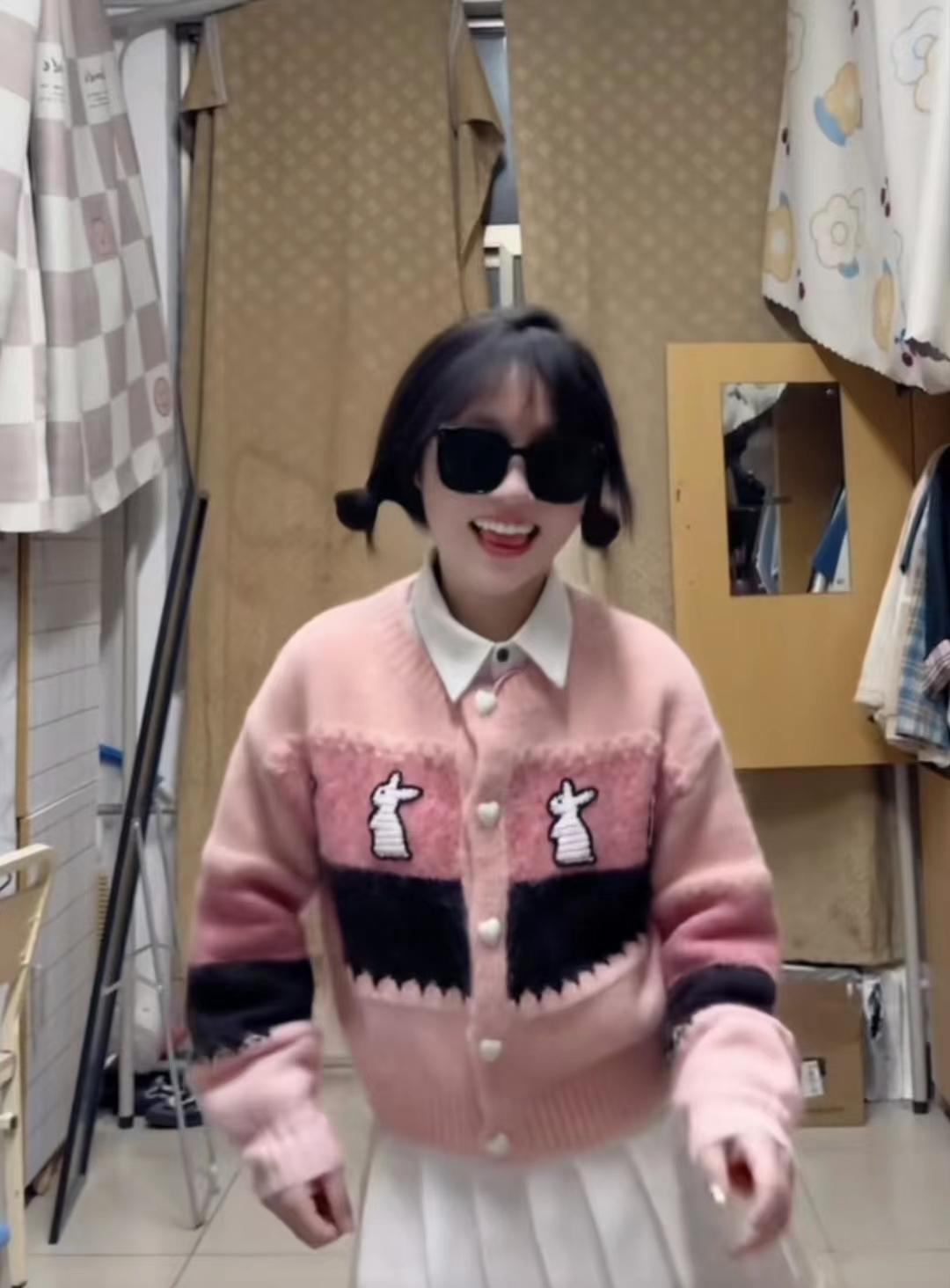 00后大学生又来“整活”了，自创校园低成本舞台，比绝望文盲出彩