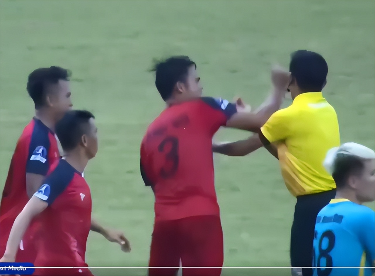 越南业余足球暴力犯规后续,越南球员殴打中国小将