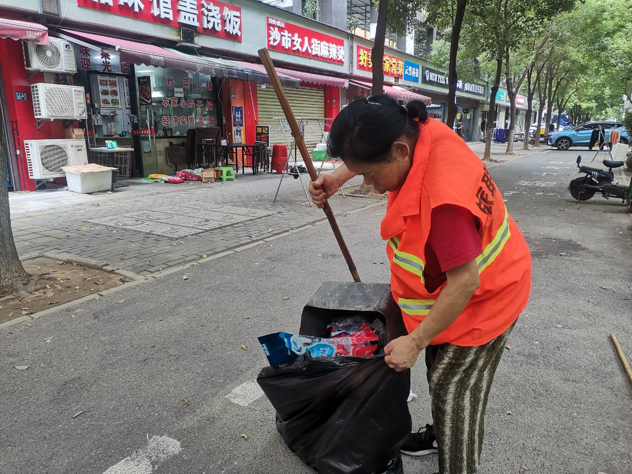 东湖风景区：传统铁皮桶“下岗”分类果皮箱来“接班”