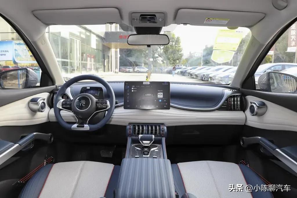 比亚迪元plus价格5.39-24.38万,比亚迪元plus510km旗舰版驾驶