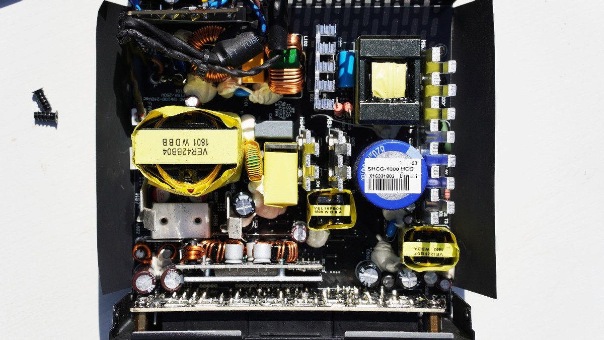 面向高端玩家、可一键超频至6400的技嘉AORUSRGBDDR56000内存条