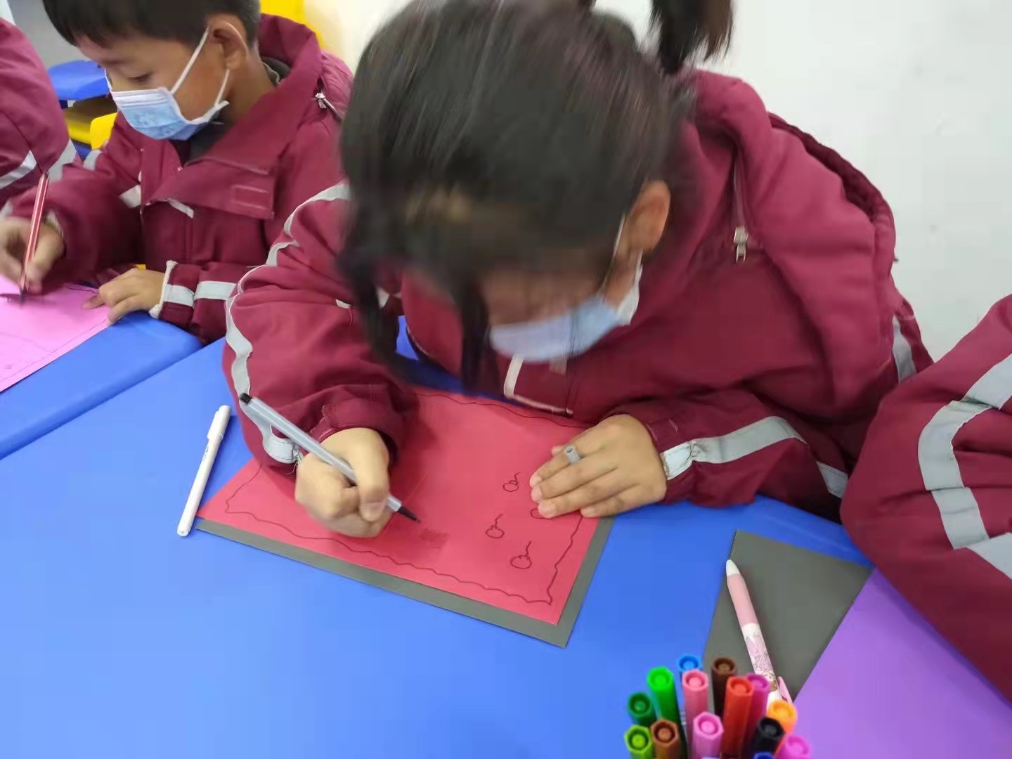 ——新乡市牧恩社工组织社区儿童制作贺卡活动篇