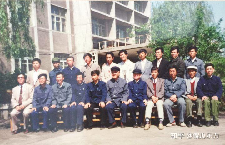 三年初中半年课，绝大部分时间劳动给学校盖房子闹*革文**