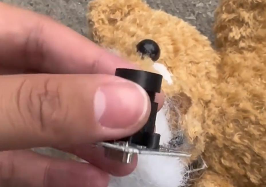 女子在地摊套来玩具熊拆开吓懵了,拆开玩具熊发现摄像头