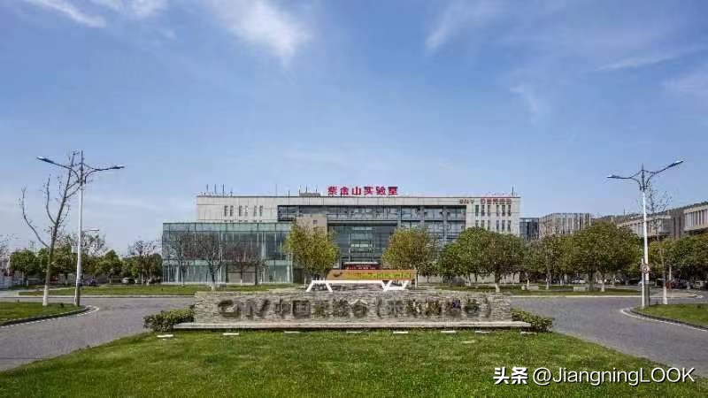 南京江宁大学城半程马拉松第一名,江宁大学城马拉松比赛照片