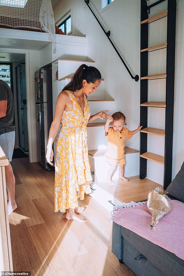 因租房太贵，2年时间，这个4口之家生活在“带轮子”的家中