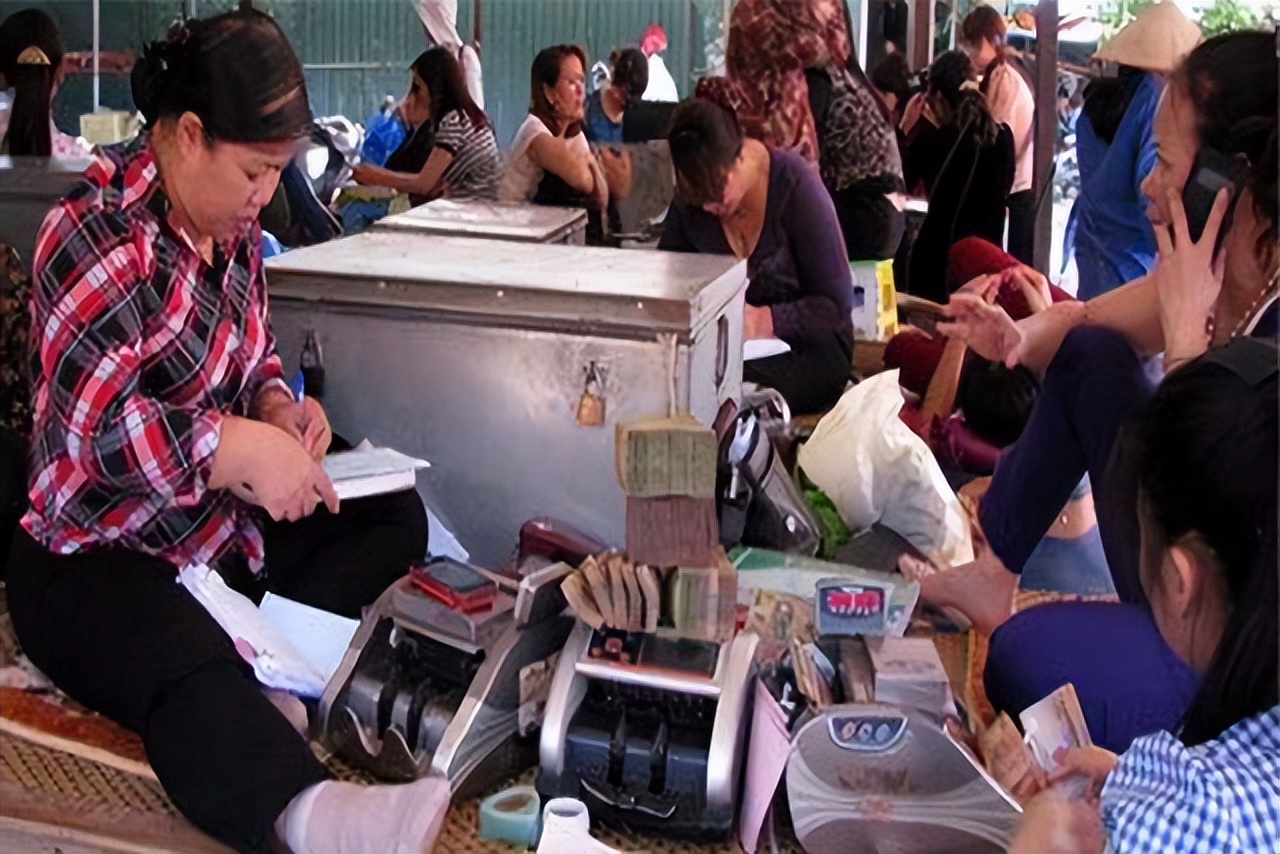 越南人民币被当众摆放在街头,为什么越南大街上放人民币