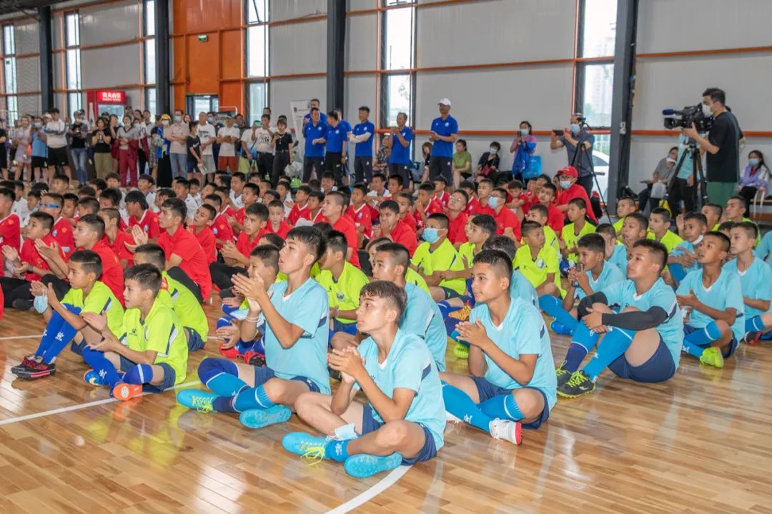 “十城带百县”助力乡村振兴｜“石榴籽一家亲”*疆新**和田足球小巴郎天津夏令营足球友谊赛在津举行