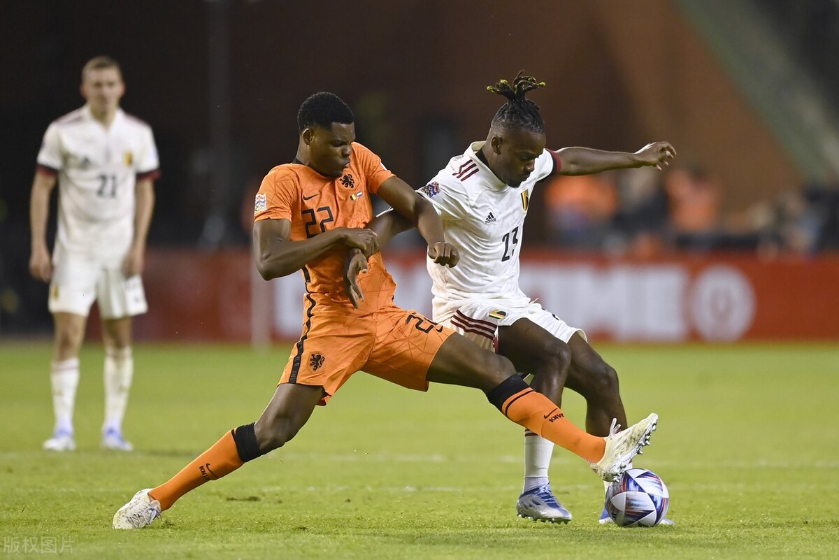 曼联后卫万比萨卡该不该给红牌,曼联精选右后卫万比萨卡