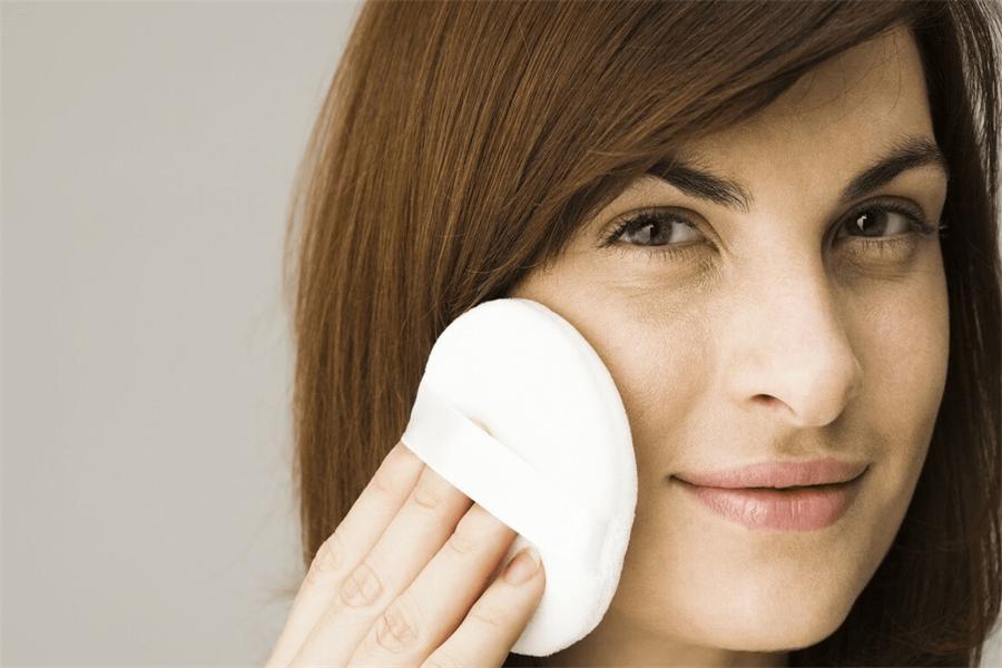 脸部皮肤出油是什么原因,皮肤爱出油吃什么药调理