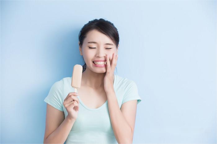 牙齿突然对冷热敏感发痛怎么治,洗牙后牙齿对冷热敏感怎么办