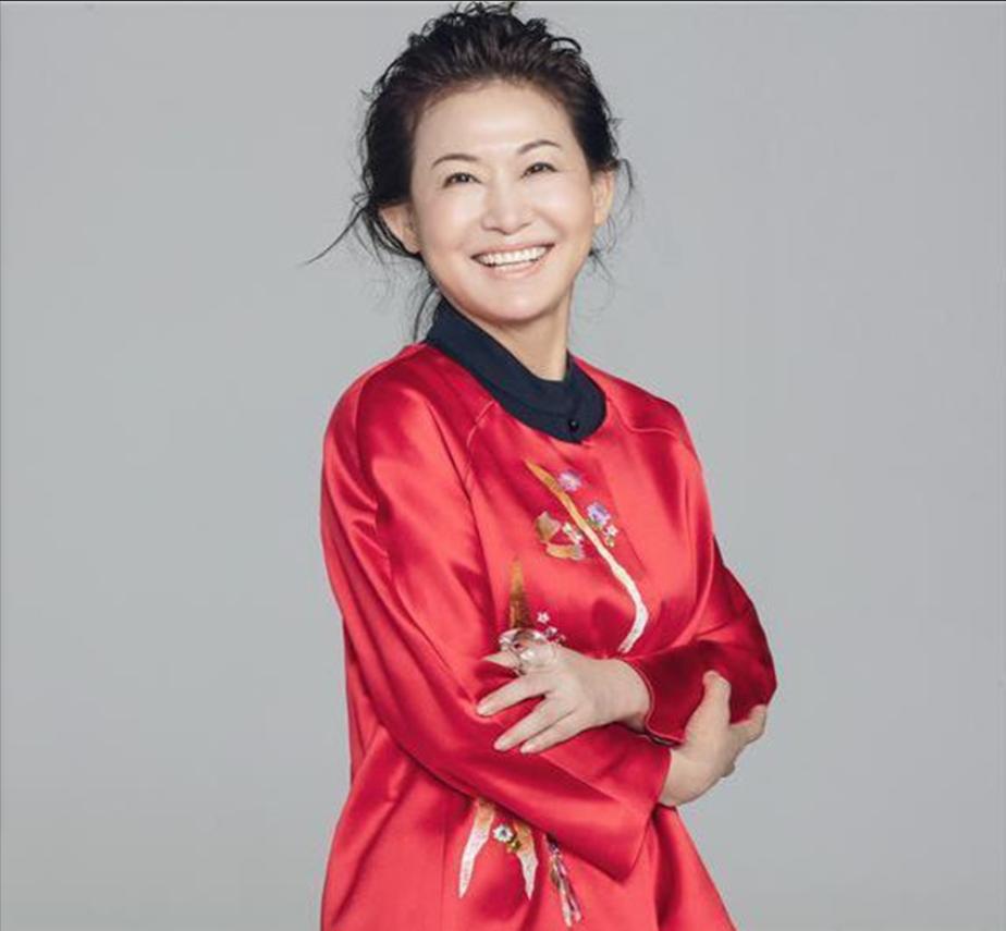 她，山东女首富，身家500亿，成本15元卖5000元，靠智商税发家？