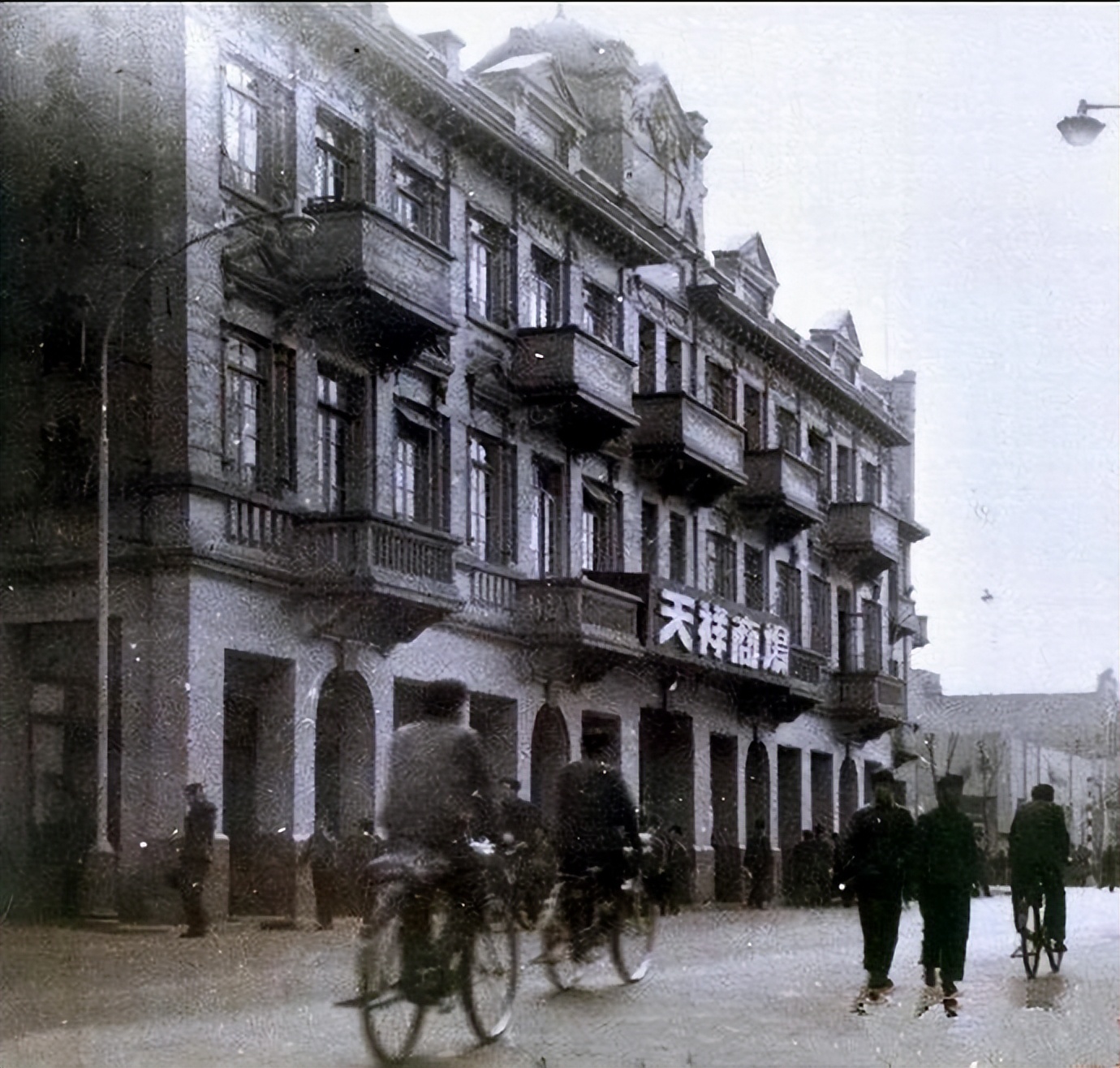 法租界天祥市场建成，容纳津门最大书肆，月盛斋酱牛肉在商场后门