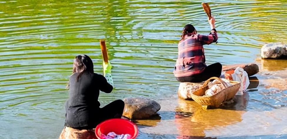 农村妇女河边洗衣服搞笑,农妇河边洗衣服绿幕素材