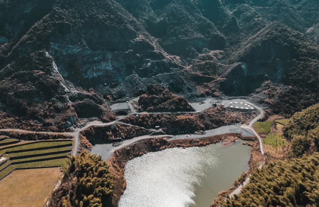 全羊宴烤乳猪、神秘矿坑、湿身派对…有趣不扎堆,假期支棱起来吧