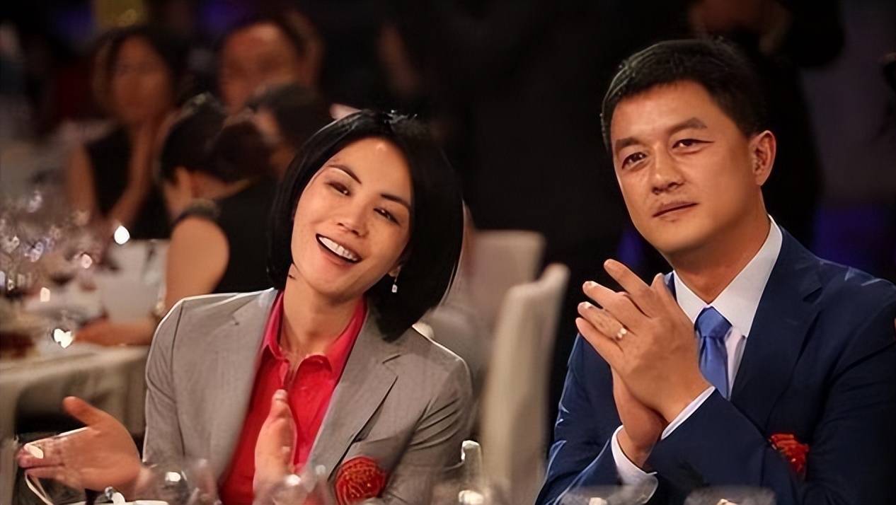 谢霆锋王菲甜蜜露面,谢霆锋王菲坐经济舱被偶遇