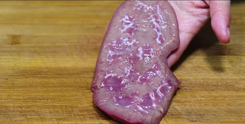 “爆炒腰花”过油还是焯水？教你正确做法，鲜香滑嫩，不臊不腥