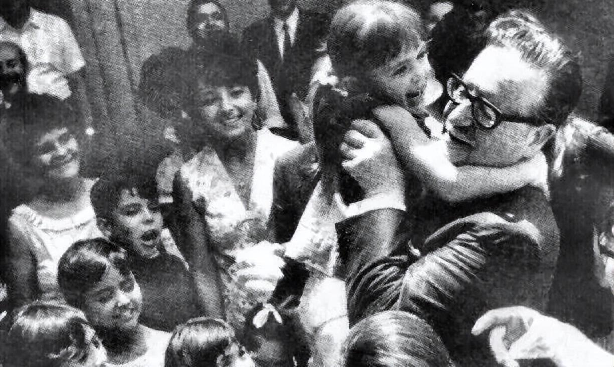 铁血总统阿连德：抗美图腾人物，面对美国挑乱，手持步枪战斗到死