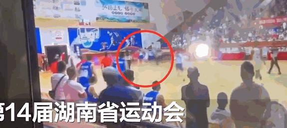 中国男坛再现丑闻！在场上爆发群殴，多名球员受伤，特警出动维护