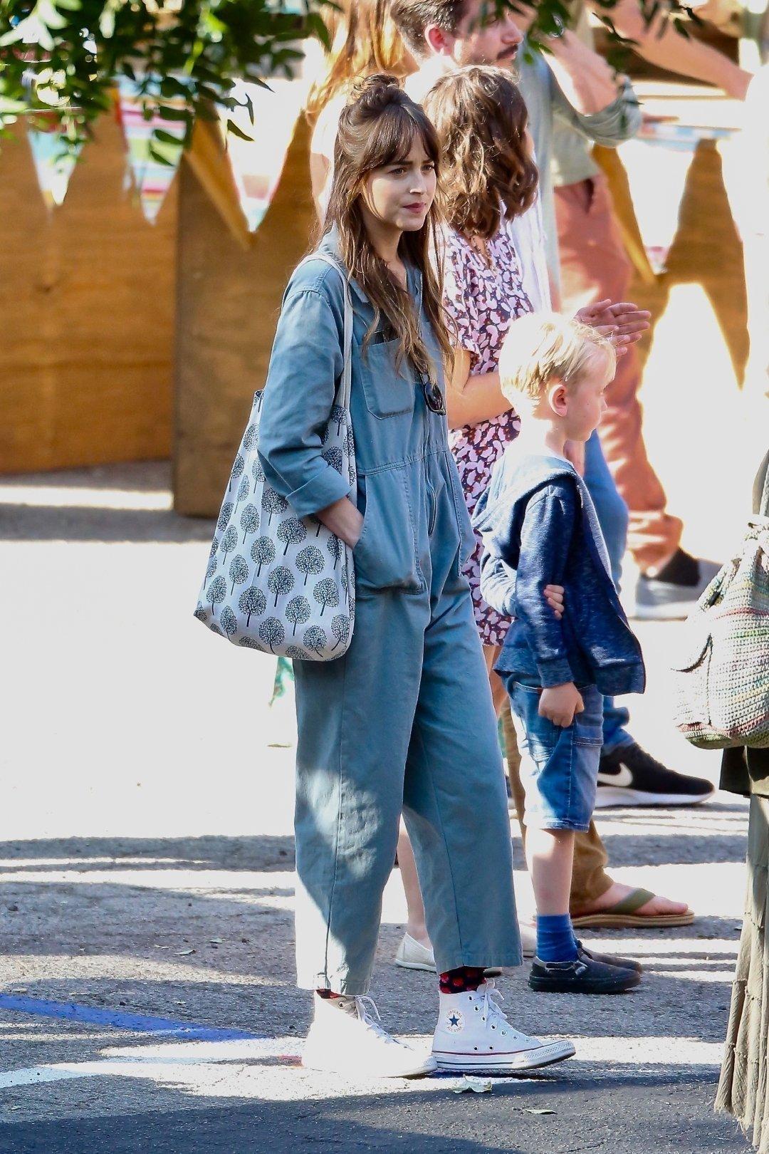 粉色帆布鞋适合多大年纪的人穿,不管什么年龄都百搭