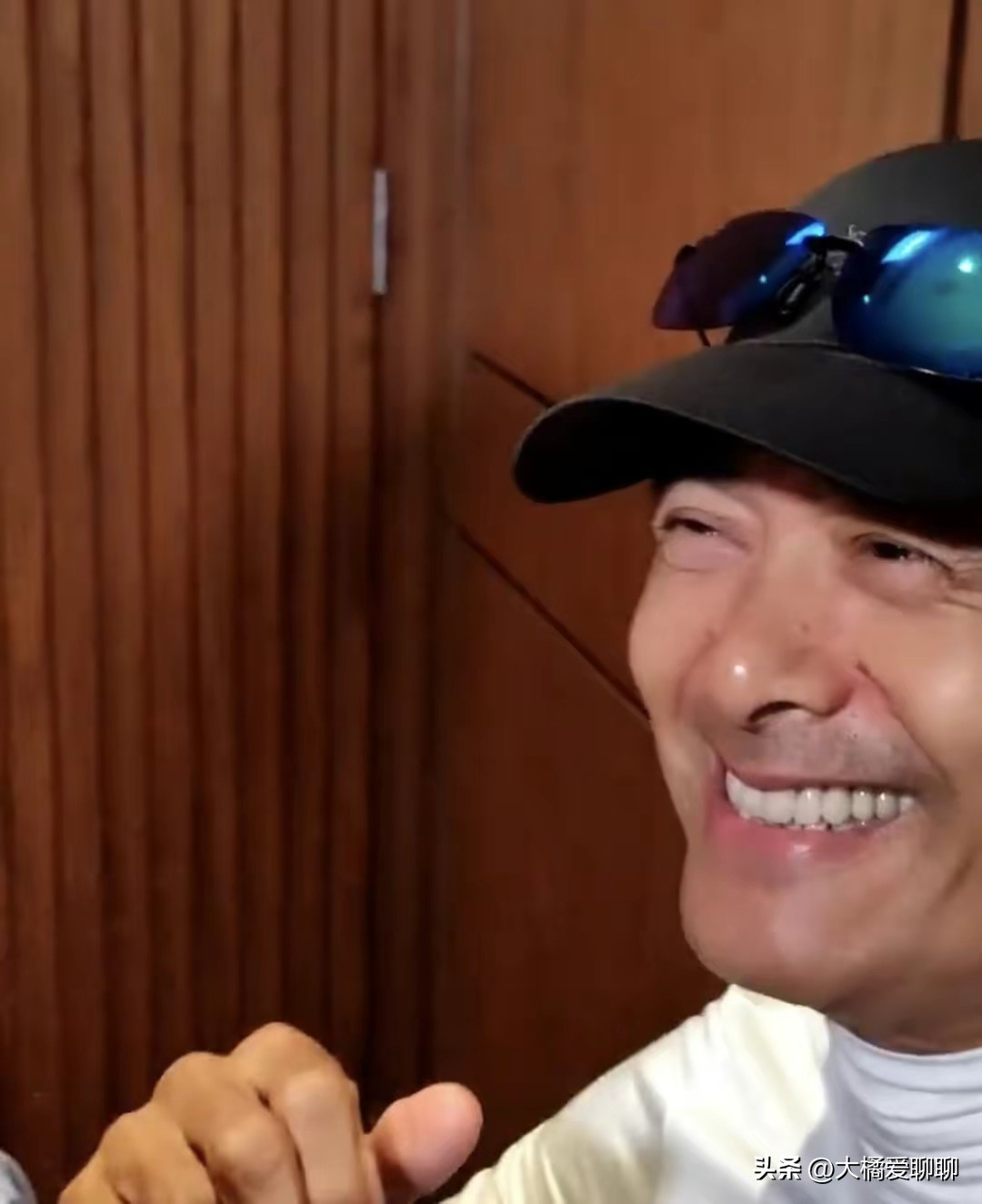 周润发是否对袁咏仪动心,周润发袁咏仪亲密动作