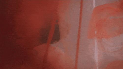 24岁女孩缝出巨型子宫，请人走进去，感受被母体包裹的温柔