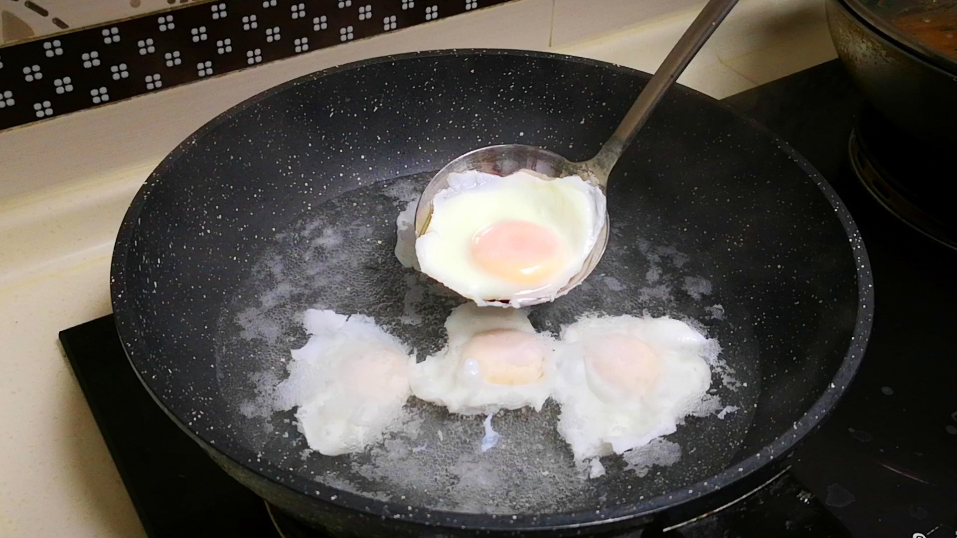 荷包蛋加水不散花的正确做法,水煮荷包蛋不散花的做法