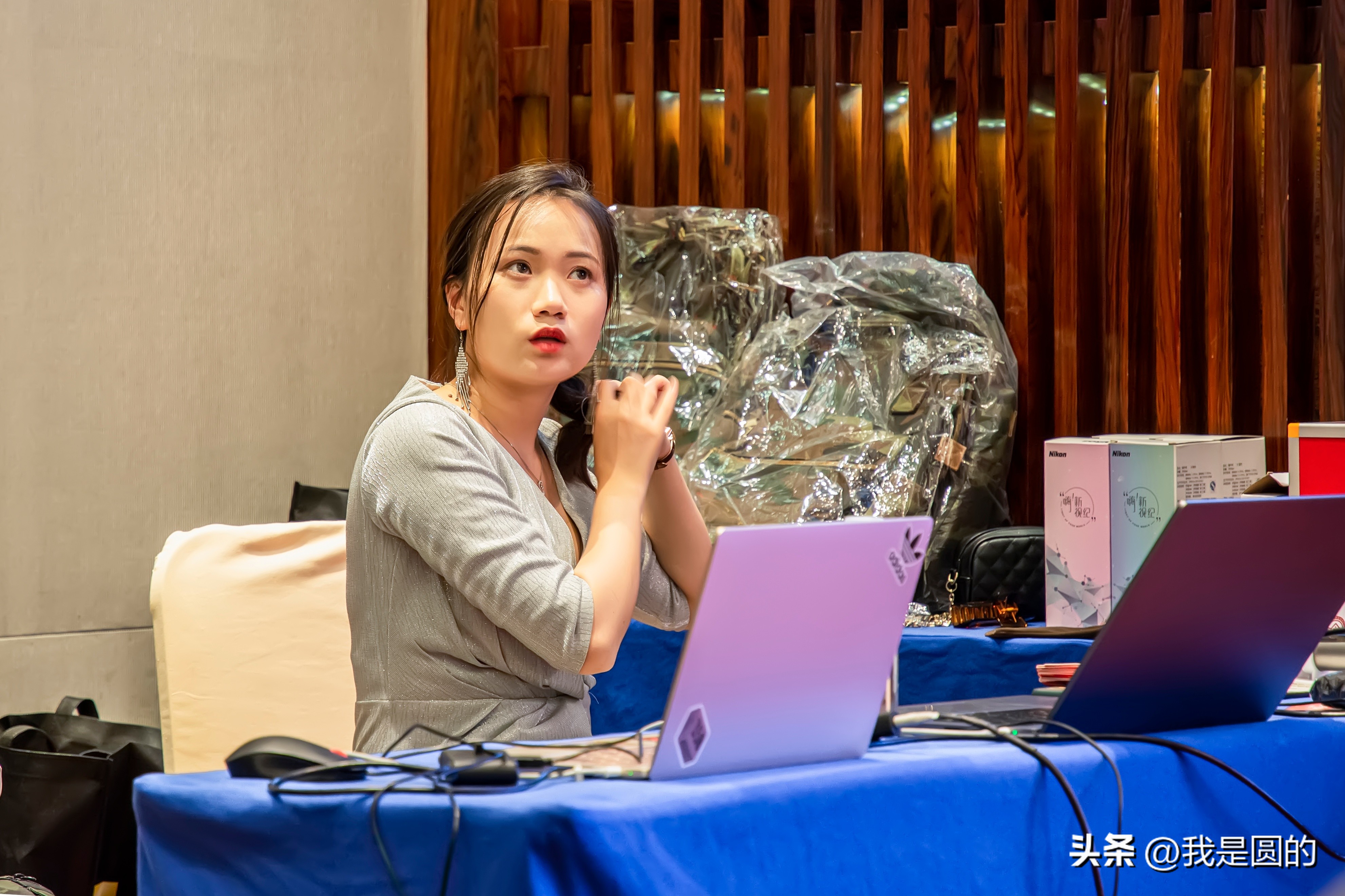 主持途中的主持人（原创摄影+随笔300字）