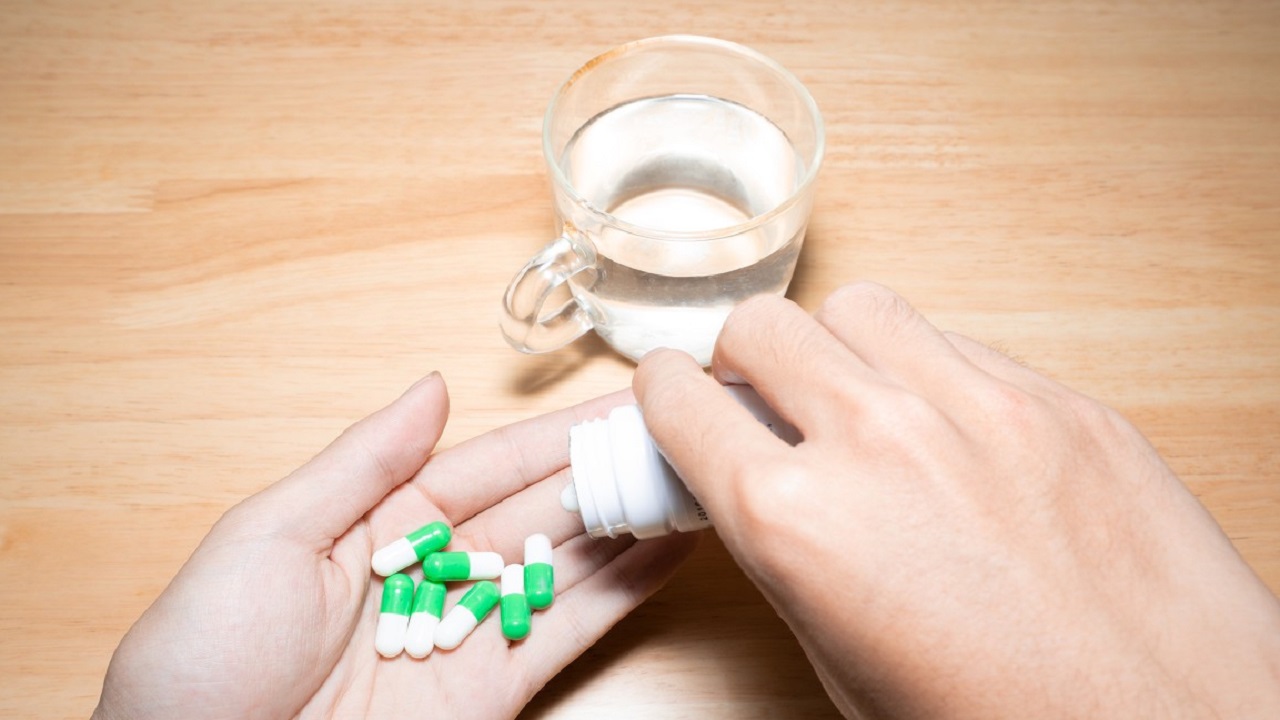 65小伙过量喝奶茶患近10种疾病,一男子因常年喝浓茶患病