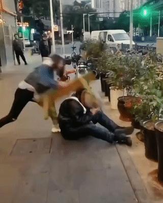 上海女子暴打代驾小哥后续来了，求饶道歉赔5万，轮到小哥治她了