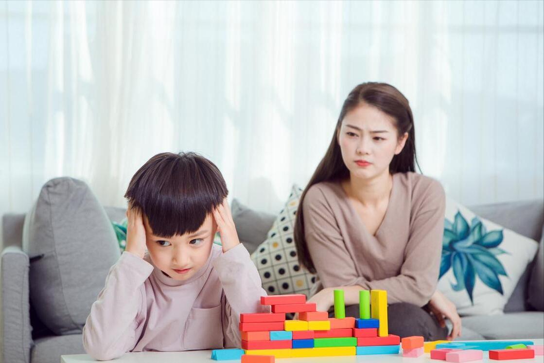 宝宝三岁了吃饭还要追着喂,三岁小孩自己不吃饭追着喂怎么办