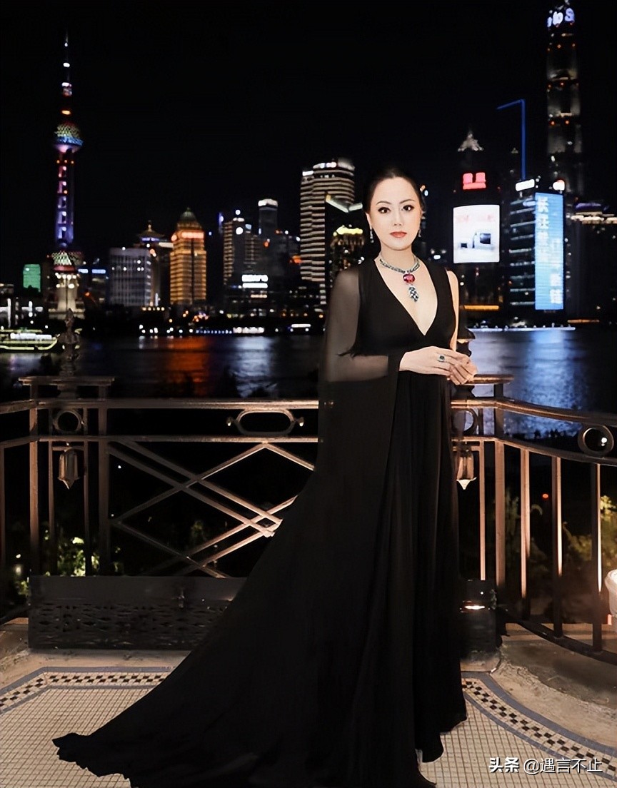 因拜物引前夫嫌弃，矢志不渝“买买买”的她，杀出了一条玫瑰路