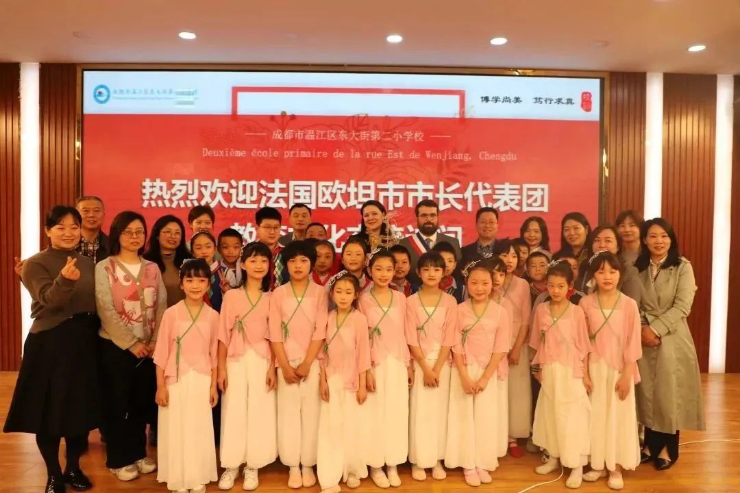 法国欧坦市市长一行来渝交流考察,法国欧坦市市长访问学校