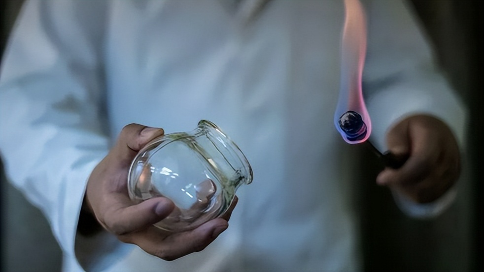 拔火罐益处和弊端,拔火罐有什么好处跟坏处呀