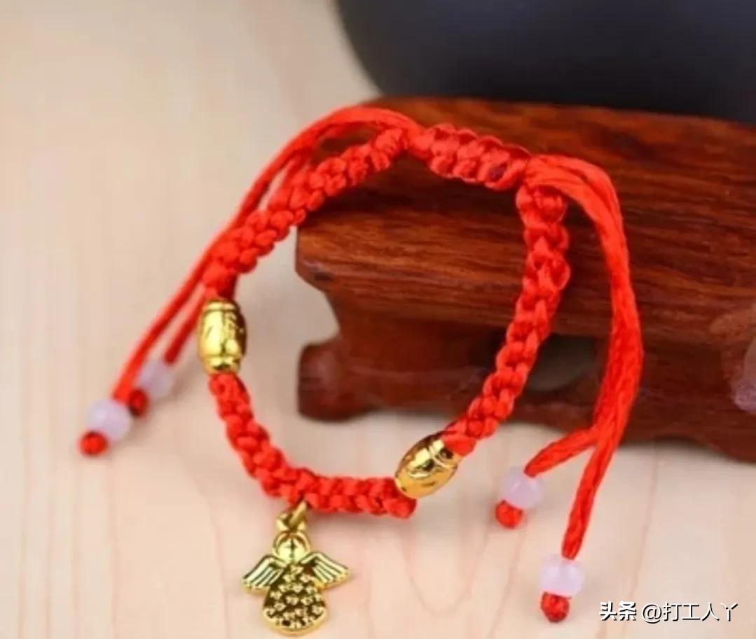 女生脚上的红绳代表着什么呢