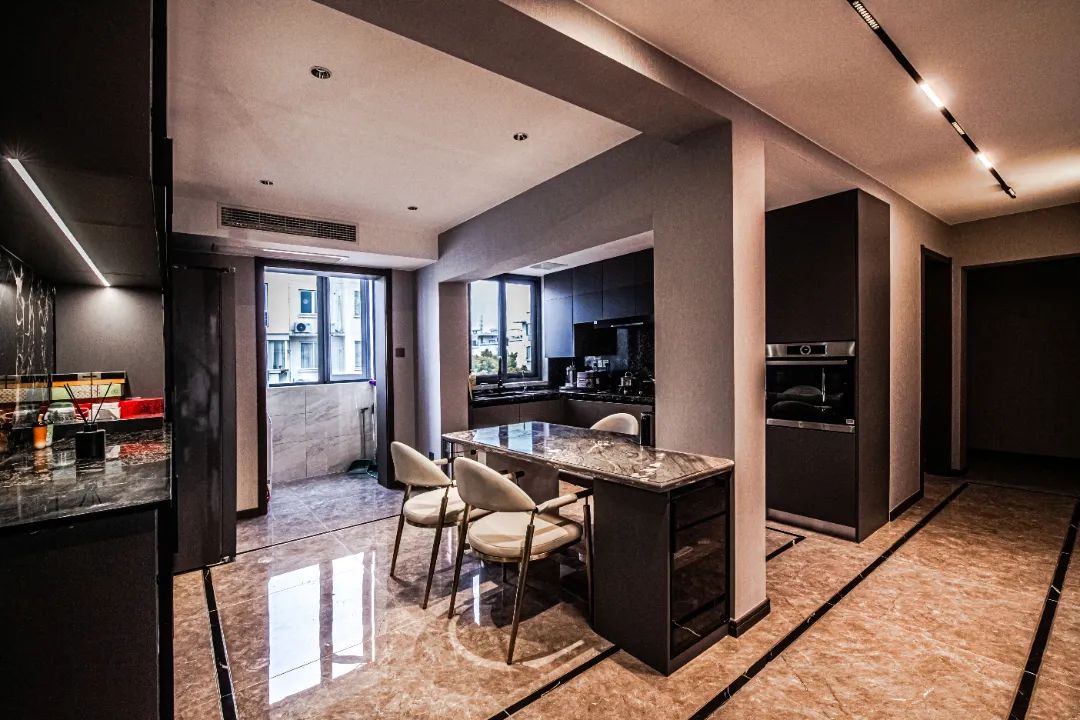 5.6米客厅餐厅一体横厅效果图,横厅客厅餐厅阳台一体装修实景图