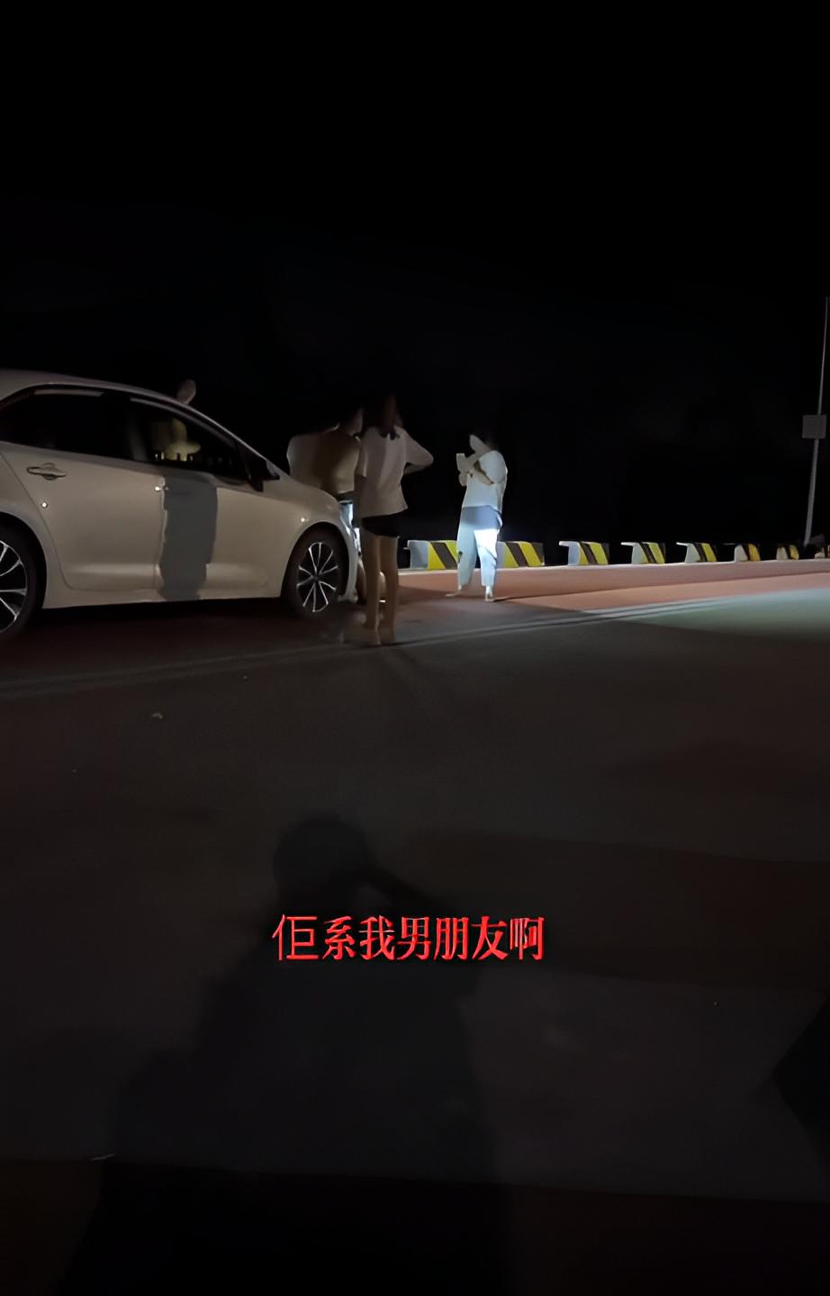 两女子为争男友大打出手韩剧,两女子为争抢男友决斗