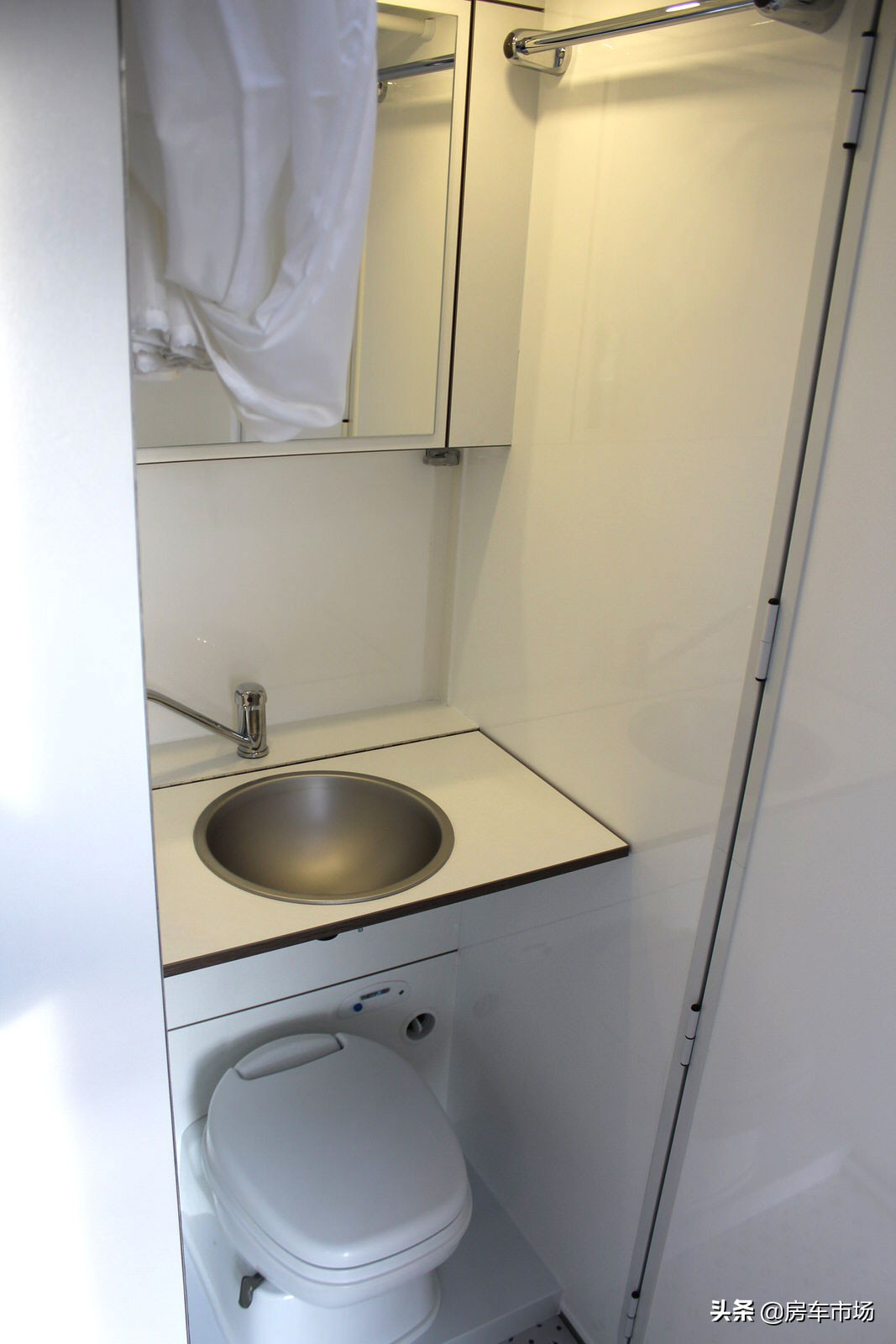 定制版6.6米大额头奔驰房车,雪地奔驰重型越野房车